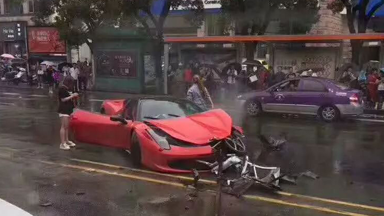 Κατέστρεψε τη Ferrari σε 5 λεπτά!